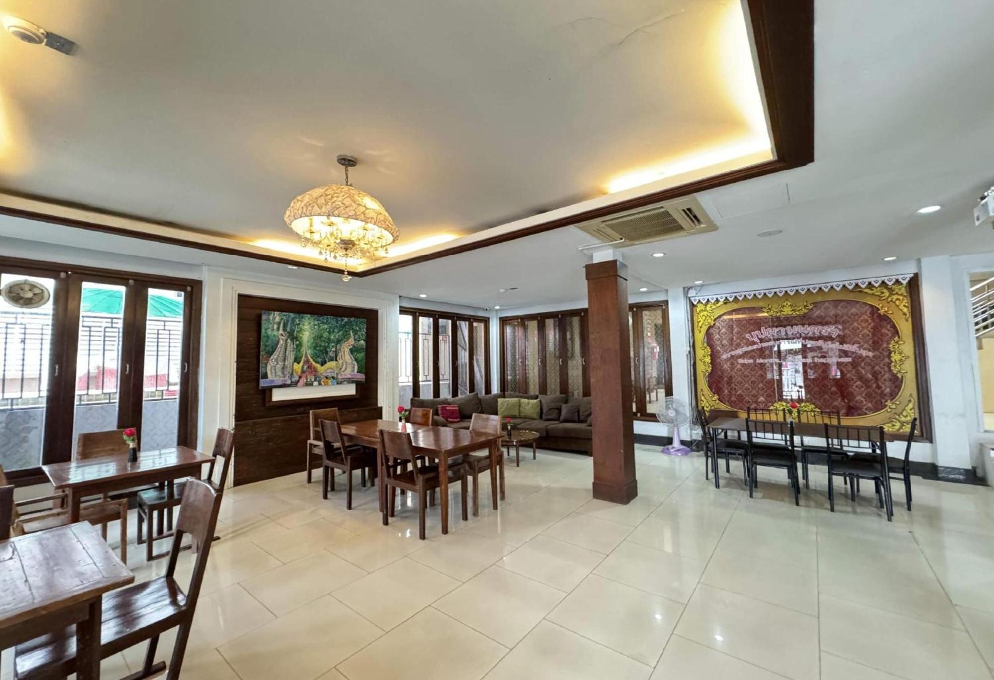 Collection O Bupamontra Chiangmai Hotel Chiang Mai Exterior photo