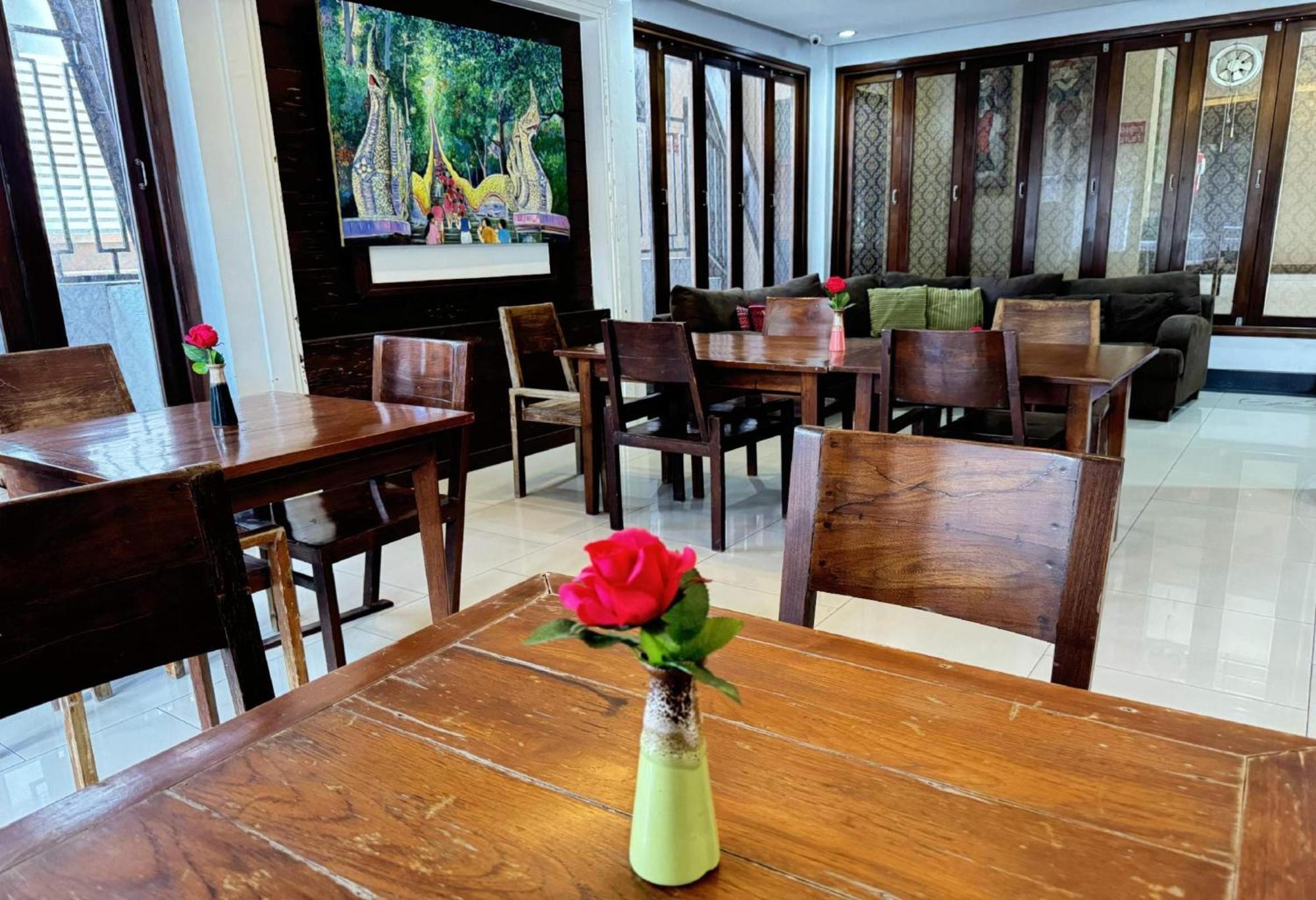 Collection O Bupamontra Chiangmai Hotel Chiang Mai Exterior photo